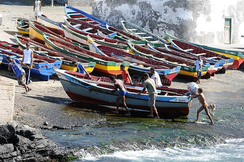 Santo Anto : Ponta do Sol : harbour : People WorkCabo Verde Foto Gallery