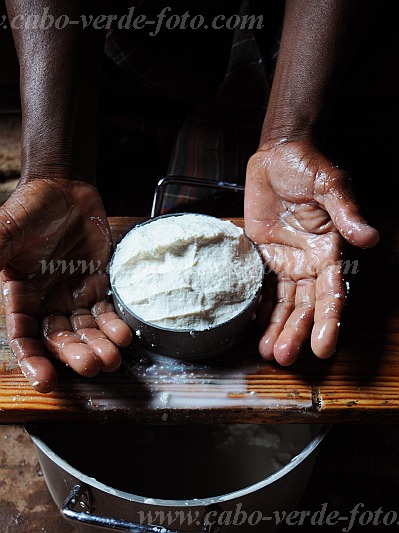 Santo Ant�o : Lagoa Compainha : cheese : People WorkCabo Verde Foto Gallery