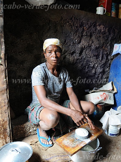 Santo Ant�o : Lagoa Compainha : cheese : People WorkCabo Verde Foto Gallery