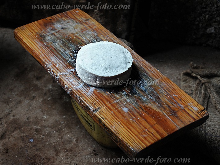 Santo Ant�o : Lagoa Compainha : cheese : People WorkCabo Verde Foto Gallery