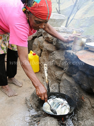 Insel: Santo Anto  Wanderweg:  Ort: Tabuleirinho da Tabuga Motiv: Kochen auf offenem Feuer Motivgruppe: People Elderly © Pitt Reitmaier www.Cabo-Verde-Foto.com