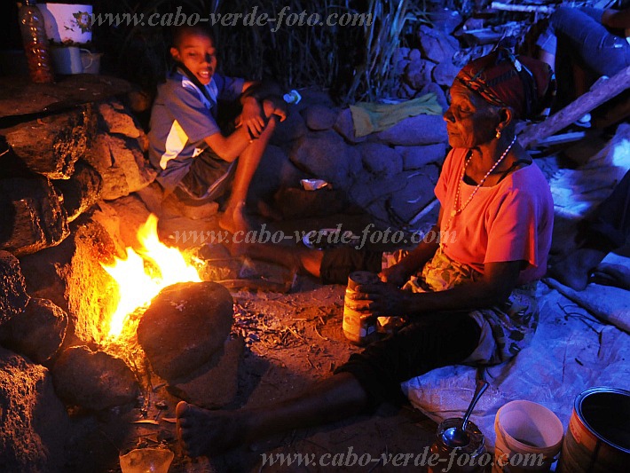 Santo Anto : Tabuleirinho da Tabuga : at fire : People ElderlyCabo Verde Foto Gallery