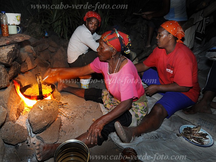 Santo Anto : Tabuleirinho da Tabuga : at fire : People ElderlyCabo Verde Foto Gallery