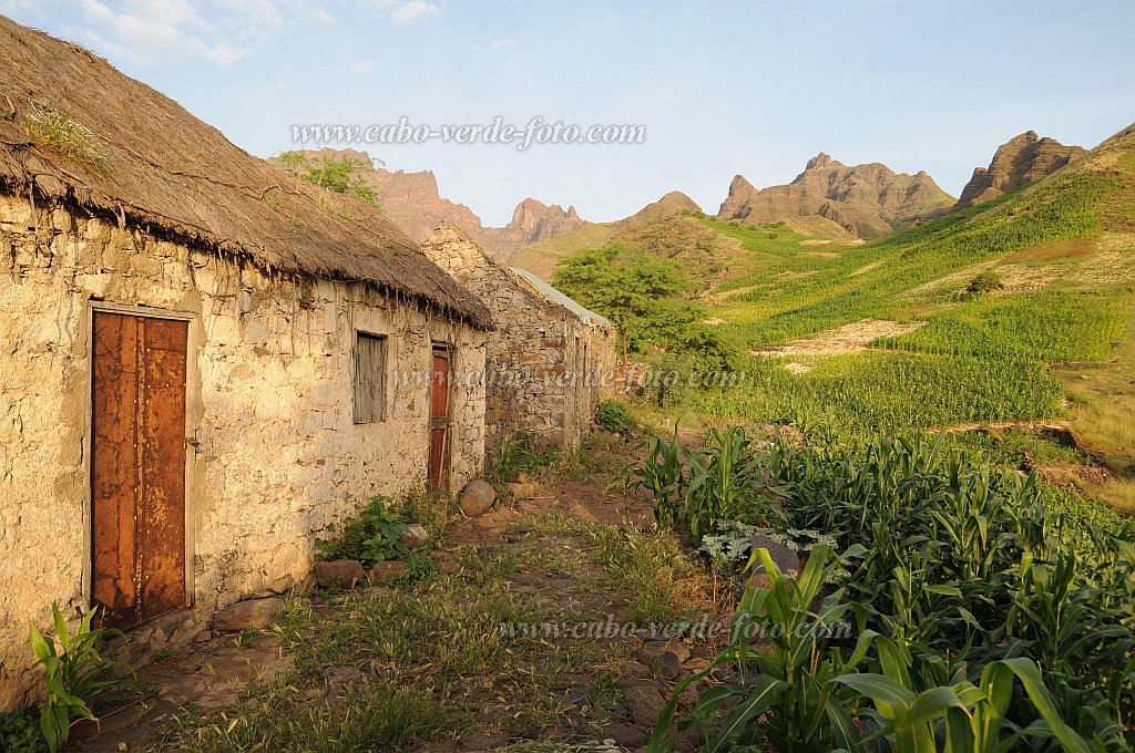 Santo Anto : Tabuleirinho da Tabuga : tent field houses : Landscape MountainCabo Verde Foto Gallery