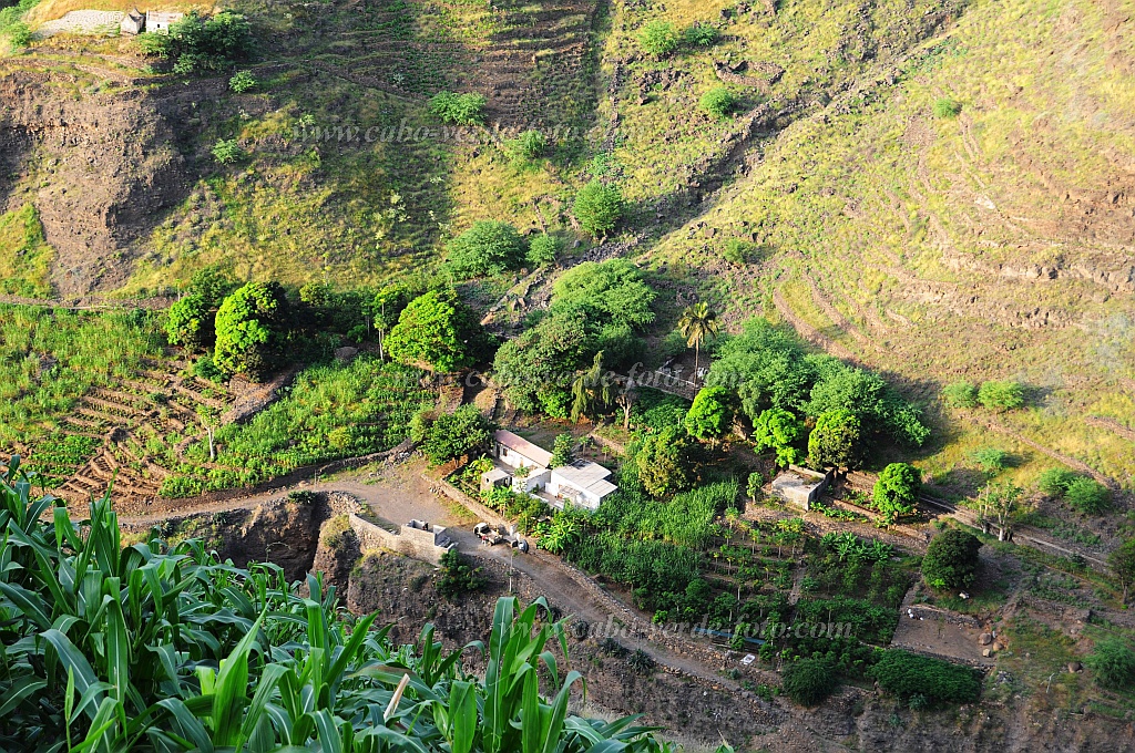 Santo Anto : Tabuleirinho da Tabuga : waterpoint and shop deep in the valley : Landscape MountainCabo Verde Foto Gallery