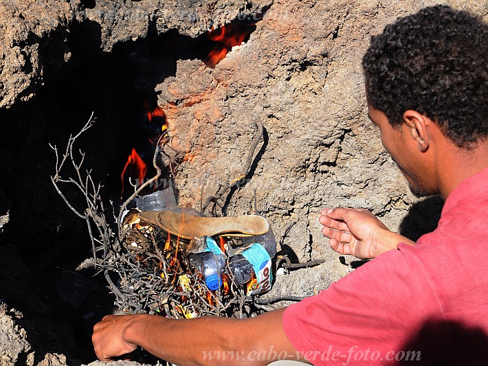 Fogo : Bordeira : incinerating litter left behind by another party : People WorkCabo Verde Foto Gallery