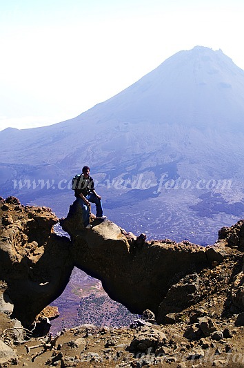 Insel: Fogo  Wanderweg:  Ort: Bordeira Motiv: Gottesfensterchen Motivgruppe: People Recreation © Pitt Reitmaier www.Cabo-Verde-Foto.com