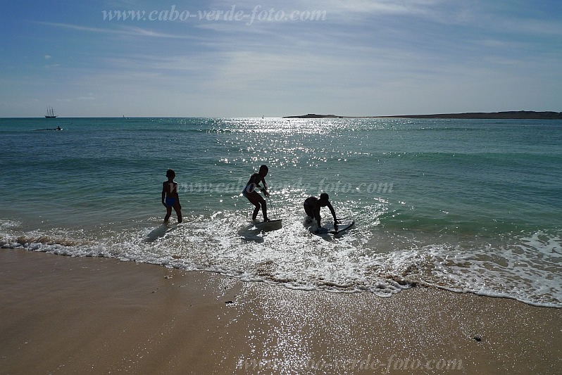 Boa Vista : Praia de Estoril : Children surfing : People RecreationCabo Verde Foto Gallery