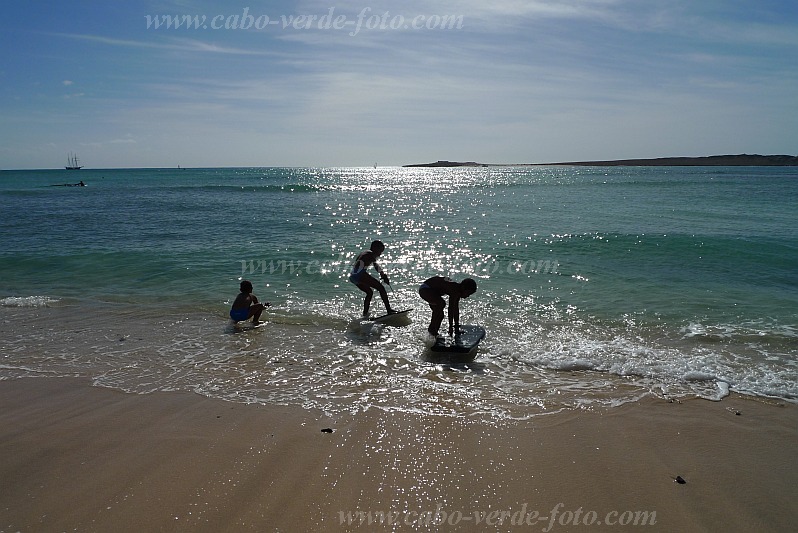 Insel: Boa Vista  Wanderweg:  Ort: Praia de Estoril Motiv: Kinder Surfbaord Motivgruppe: People Recreation © Pitt Reitmaier www.Cabo-Verde-Foto.com