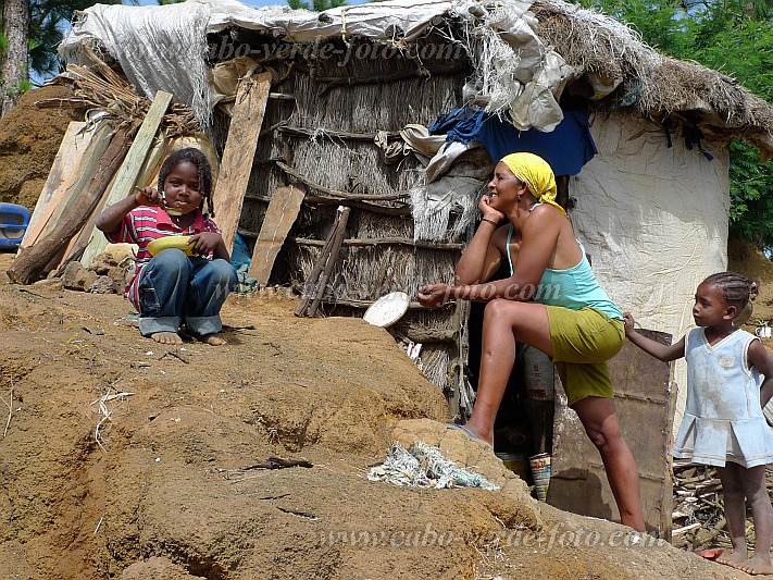 Insel: Santo Ant�o  Wanderweg:  Ort: Pico da Cruz Lombo Vermelho Motiv: vor der K�chenh�tte Motivgruppe: People &copy; Pitt Reitmaier www.Cabo-Verde-Foto.com