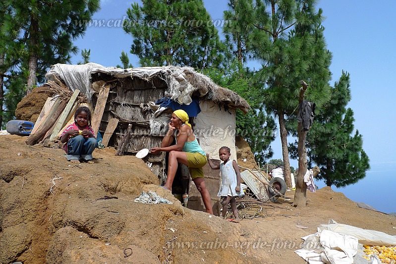 Insel: Santo Ant�o  Wanderweg: 106a Ort: Pico da Cruz Lombo Vermelho Motiv: vor der K�chenh�tte Motivgruppe: People &copy; Pitt Reitmaier www.Cabo-Verde-Foto.com