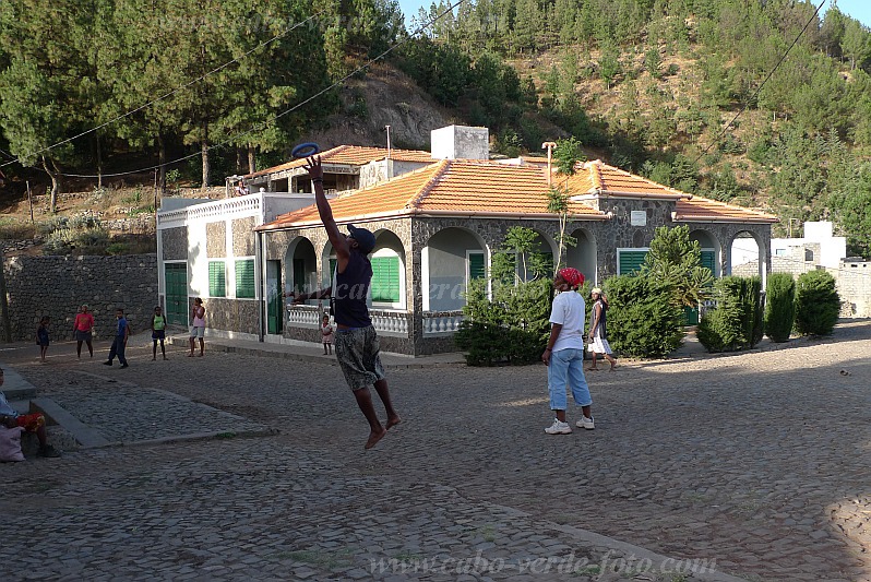 Insel: Santo Anto  Wanderweg: 104 Ort: Pico da Cruz Motiv: Ringspiel Motivgruppe: People Recreation © Pitt Reitmaier www.Cabo-Verde-Foto.com