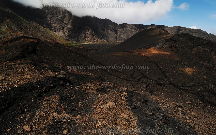 Fogo : Ch� das Caldeira Monte Preto : Cracks in satellite crater of volcano : Landscape MountainCabo Verde Foto Gallery