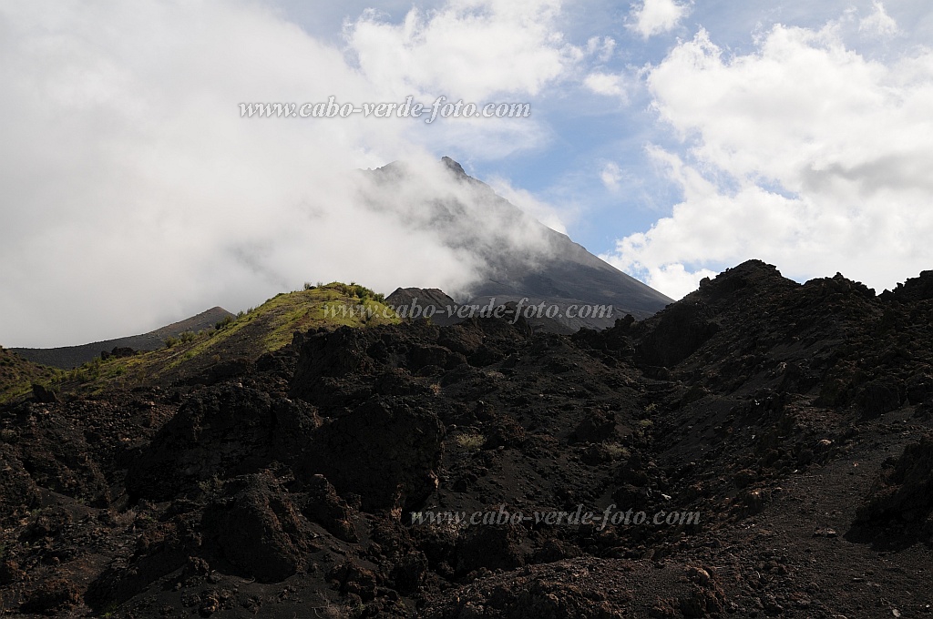 Fogo : Cha das Caldeiras Monte Lorna : caminho : Landscape MountainCabo Verde Foto Gallery