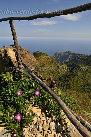 Insel: Santo Anto  Wanderweg: 104 Ort: Pico da Cruz Gudo Banderola Motiv: Blick auf Pero Dias Motivgruppe: Landscape Mountain © Pitt Reitmaier www.Cabo-Verde-Foto.com