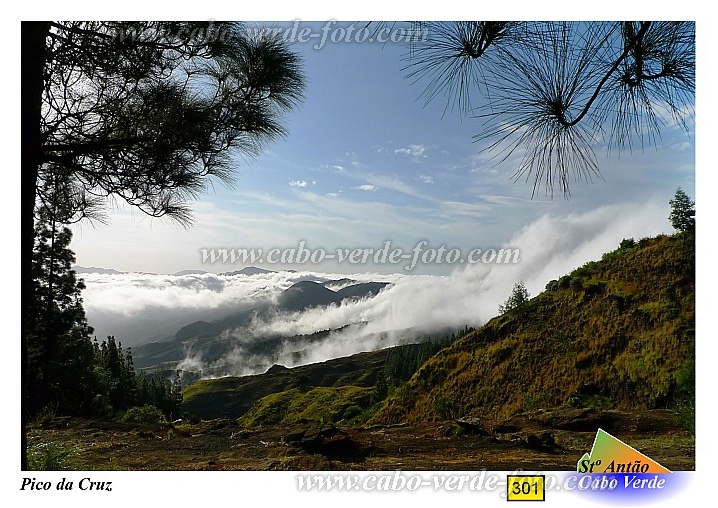 Santo Antão : Pico da Cruz Seladinha Vermelha : Trade wind clouds : Landscape MountainCabo Verde Foto Gallery