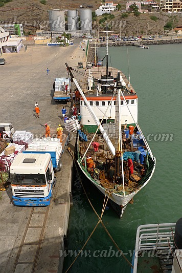 Insel: So Vicente  Wanderweg:  Ort: Porto Grande Gare Martima Motiv: Schiff Ribeira de Paul Motivgruppe: Technology Transport © Pitt Reitmaier www.Cabo-Verde-Foto.com