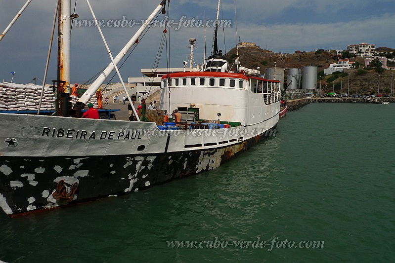 Insel: So Vicente  Wanderweg:  Ort: Porto Grande Gare Martima Motiv: Schiff Ribeira de Paul Motivgruppe: Technology Transport © Pitt Reitmaier www.Cabo-Verde-Foto.com