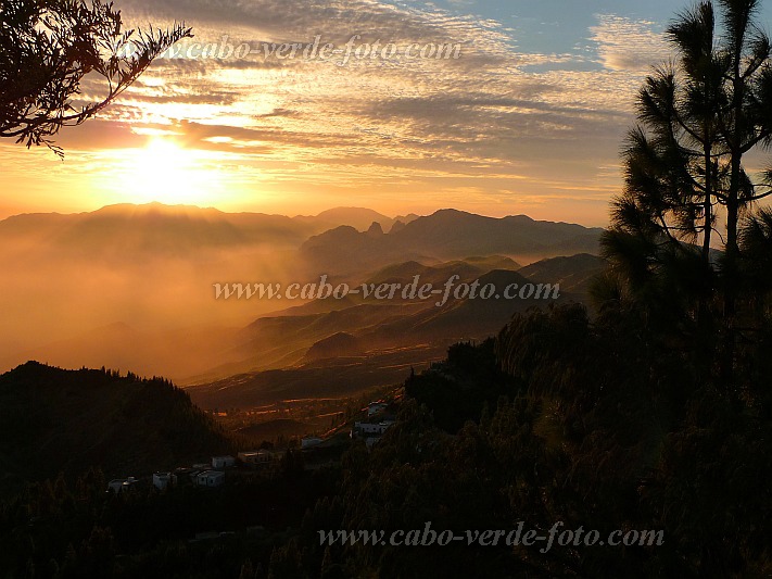 Santo Anto : Pico da Cruz Gudo Banderola : view over village and planalto : Landscape MountainCabo Verde Foto Gallery