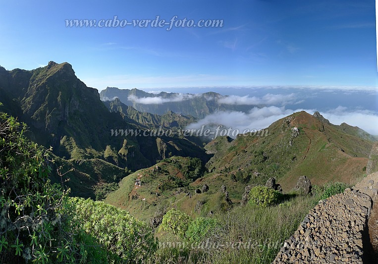 Santo Anto : Pico da Cruz Tope Carrosco : view over Covadinha : Landscape MountainCabo Verde Foto Gallery