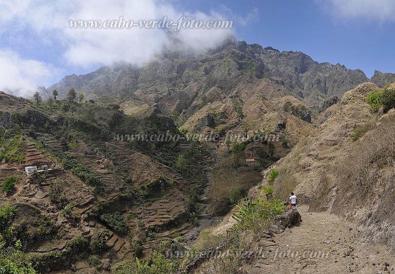 Santo Anto : Cruz de Santa Isabel : hiking trail : Landscape MountainCabo Verde Foto Gallery