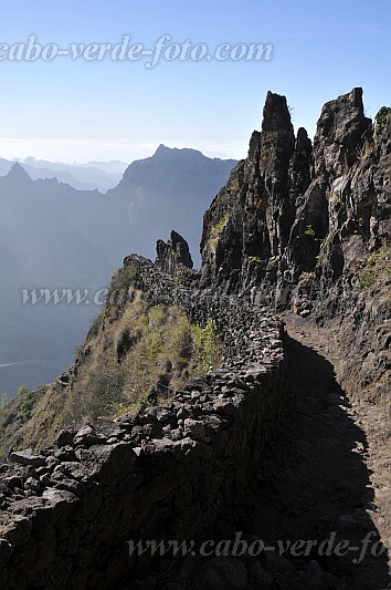 Insel: Santo Anto  Wanderweg: 103a Ort: Santa Isabel Fio de Faca Motiv: Wanderweg Motivgruppe: Landscape Mountain © Pitt Reitmaier www.Cabo-Verde-Foto.com