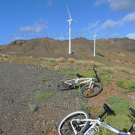 São Vicente : Selada dos Flamengos : mountainbike and wind turbines : Technology EnergyCabo Verde Foto Gallery