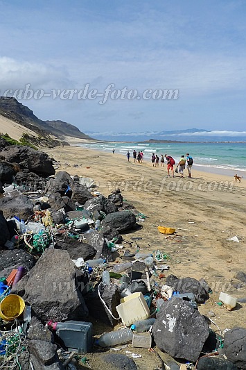 Insel: So Vicente  Wanderweg: 203 Ort: Calhau Praia Grande Motiv: Schlergruppen untersuchen Plastikmll am Strand Motivgruppe: Landscape Sea © Pitt Reitmaier www.Cabo-Verde-Foto.com