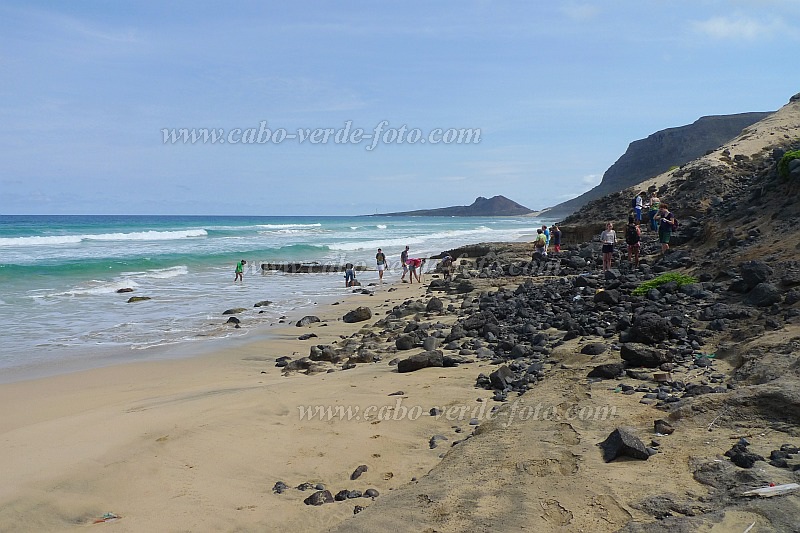 Insel: So Vicente  Wanderweg: 203 Ort: Calhau Praia Grande Motiv: Schlergruppen untersuchen Umweltschden am Strand Motivgruppe: Landscape Sea © Pitt Reitmaier www.Cabo-Verde-Foto.com