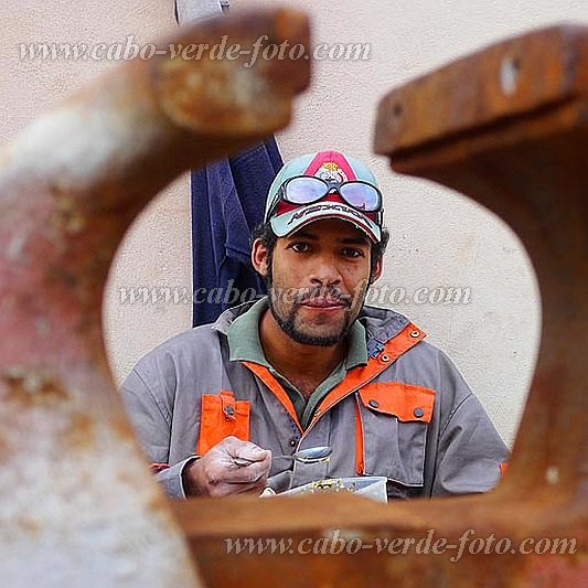 So Vicente : Mindelo : breakfast in the workshop : People WorkCabo Verde Foto Gallery