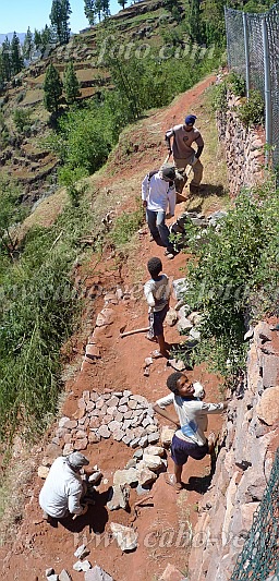 Santo Anto : Pico da Cruz Lobmo Vermelho : calcetamento : People WorkCabo Verde Foto Gallery