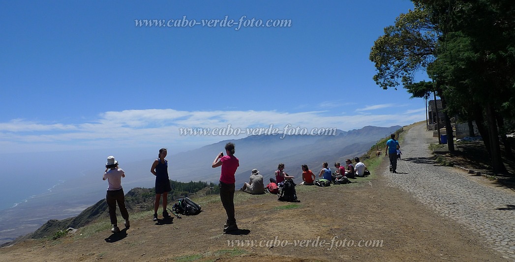 Santo Anto : Pico da Cruz : grupo turistas : Landscape MountainCabo Verde Foto Gallery