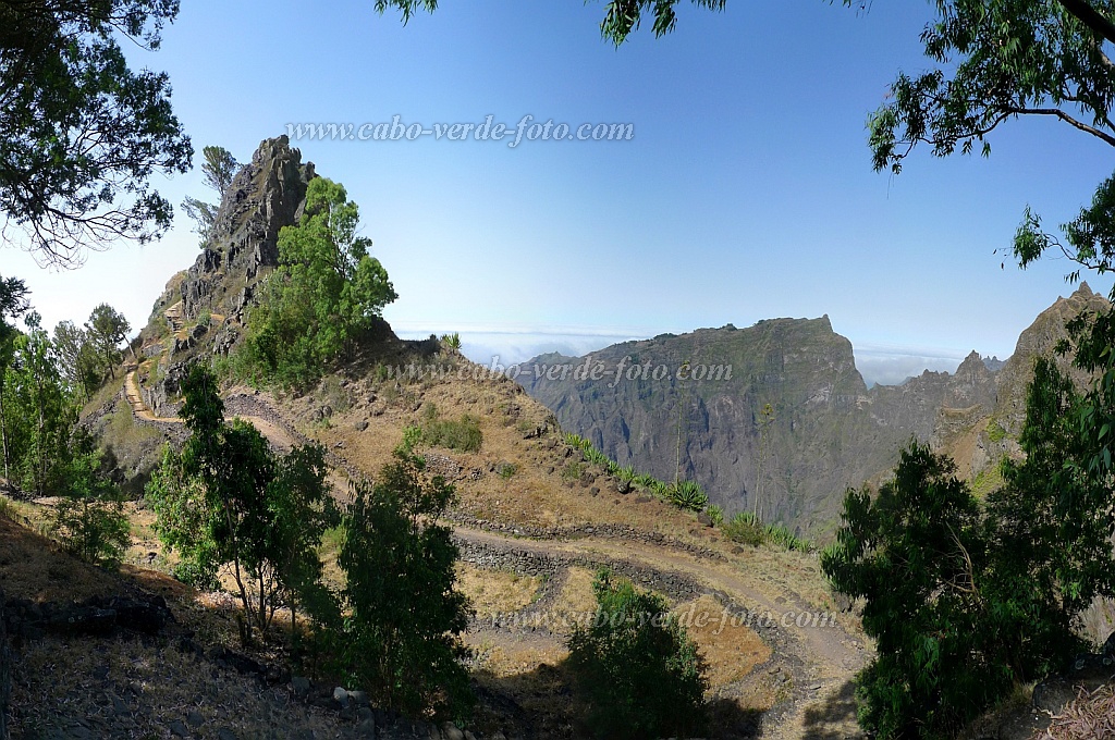 Santo Anto : Cha de Mato : hiking trail : Landscape MountainCabo Verde Foto Gallery