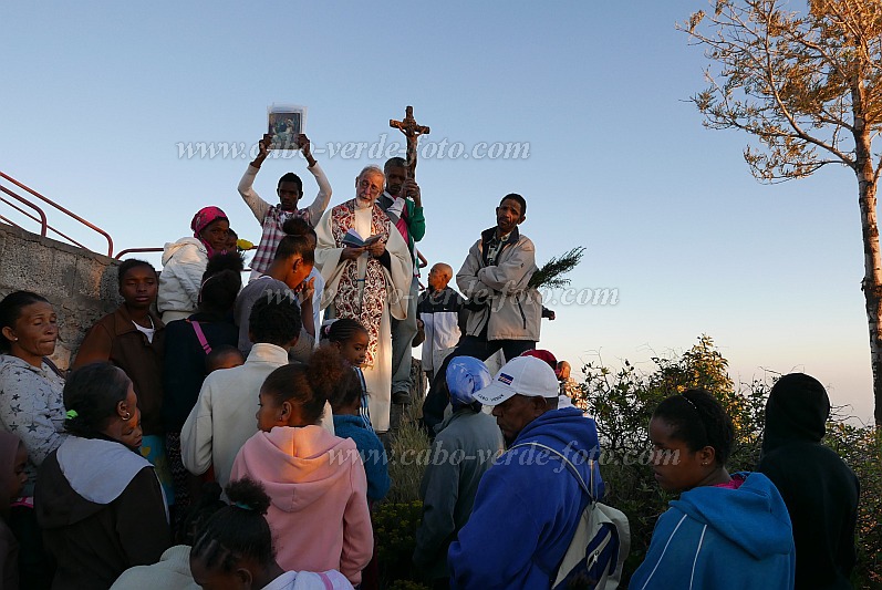 Santo Anto : Pico da Cruz : procisso via sacra : People ReligionCabo Verde Foto Gallery