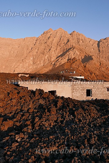 Fogo : Ch das Caldeiras : houses overflown by lava : Landscape MountainCabo Verde Foto Gallery