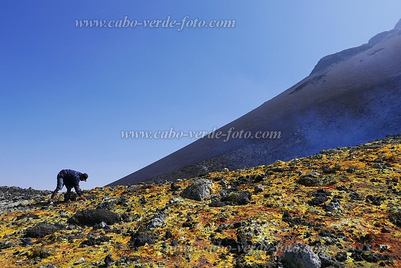 Fogo : Pico Pequeno : colheita de enxofre para souvenirs : People WorkCabo Verde Foto Gallery