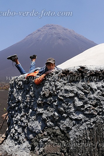 Fogo : Ch das Caldeiras : young boy on roofrop of ist funco : People ChildrenCabo Verde Foto Gallery