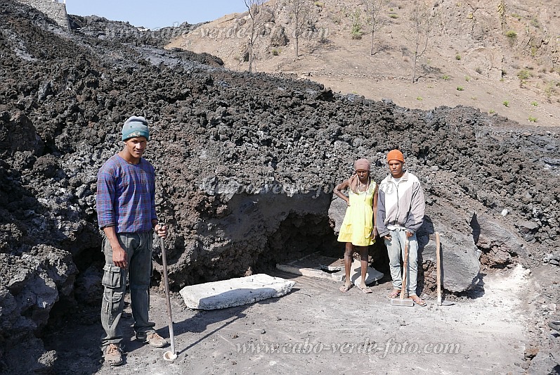 Fogo : Ch das Caldeiras : covando um tanque de gua debaixo das lavas : People WorkCabo Verde Foto Gallery