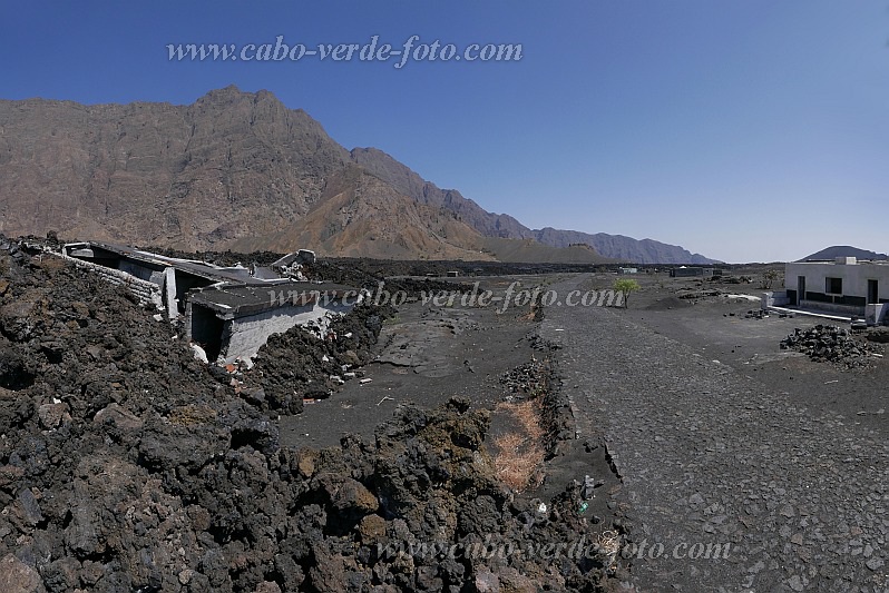 Insel: Fogo  Wanderweg:  Ort: Ch das Caldeiras Motiv: Ruinen des Gebudes des Naturparks Motivgruppe: Landscape Mountain © Pitt Reitmaier www.Cabo-Verde-Foto.com