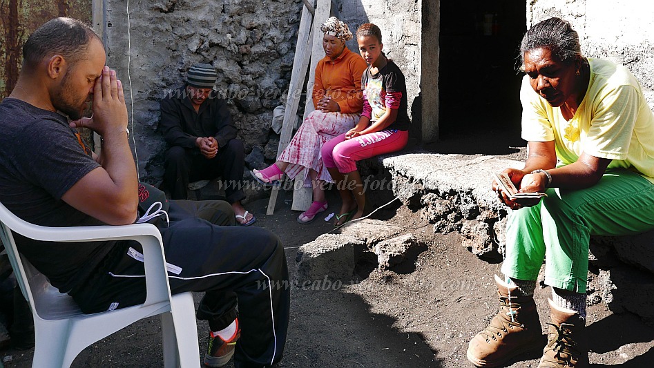 Fogo : Cha das Caldeiras Portela : Easter Sunday rosary prayer at home : People ReligionCabo Verde Foto Gallery