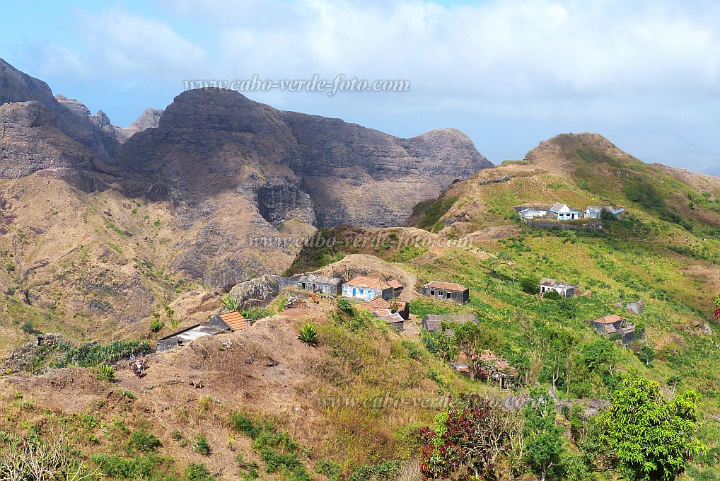 Santiago : Achada Lagoa : village and school : Landscape MountainCabo Verde Foto Gallery