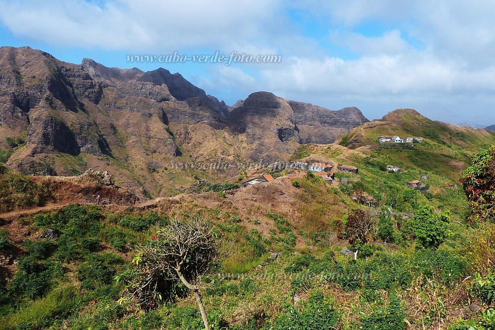 Santiago : Achada Lagoa : village and school : Landscape MountainCabo Verde Foto Gallery