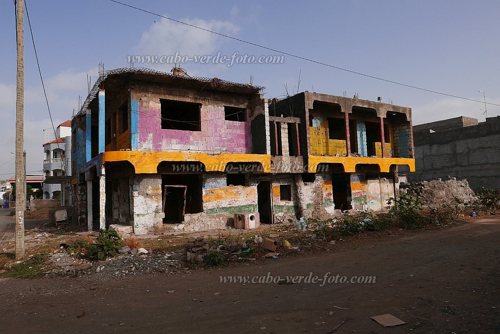 Insel: Santiago  Wanderweg: - Ort: Tarrafal Motiv: Einsturzgefhrdete Neubauruine  beto armado ferro Stahlbeton Motivgruppe: Technology Architecture © Pitt Reitmaier www.Cabo-Verde-Foto.com