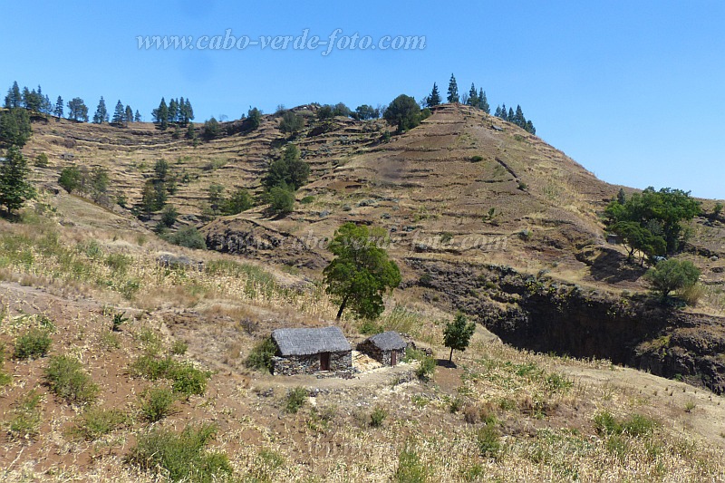 Santo Anto : Agua das Caldeiras : hiking trail rural settlement : Landscape MountainCabo Verde Foto Gallery