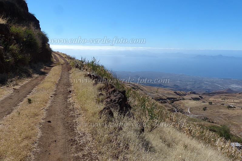 Insel: Santo Anto  Wanderweg: 207a Ort: Morro de Vento Motiv: Staubstrae Motivgruppe: Landscape Mountain © Pitt Reitmaier www.Cabo-Verde-Foto.com