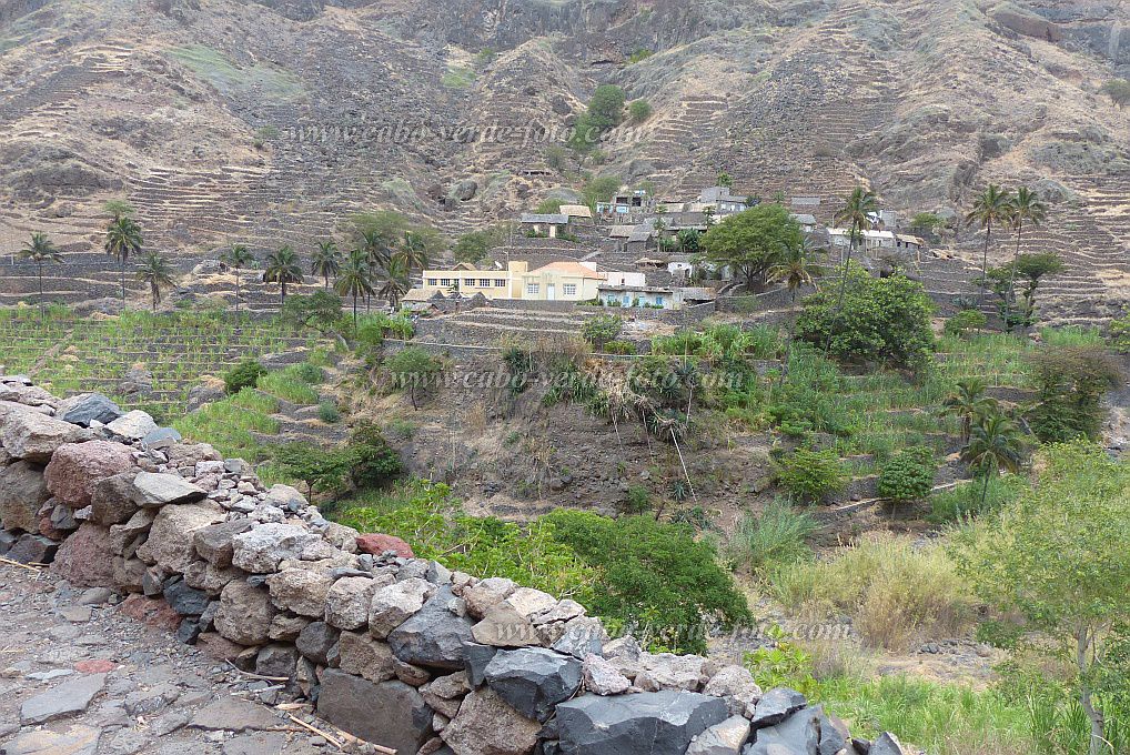 Santo Anto : Ribeira Alta Cha de Baixo : school in Cha de Paulo : Landscape MountainCabo Verde Foto Gallery