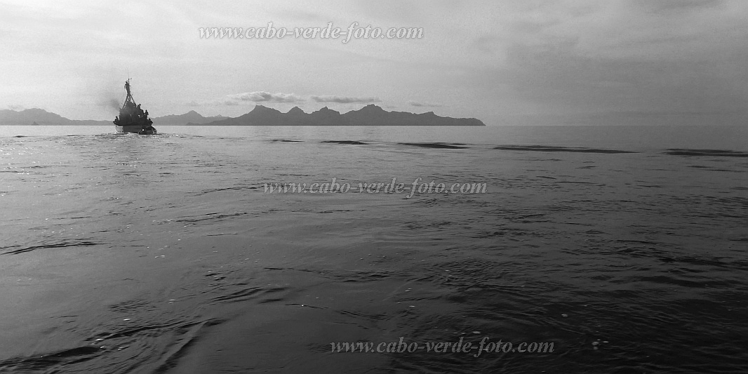 Insel: Santo Anto  Wanderweg: 318 Ort: Porto Novo Motiv: Fischerboot Silhouete von Sao Vicente Motivgruppe: Landscape © Pitt Reitmaier www.Cabo-Verde-Foto.com