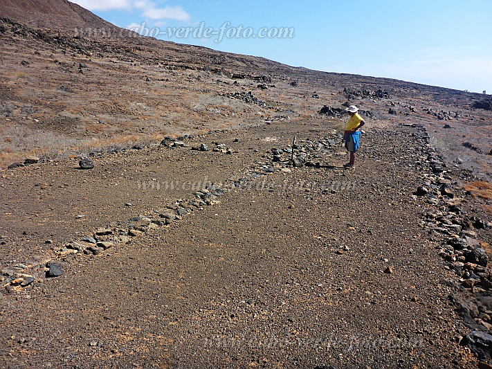 Santo Anto : Canjana Praia Formosa : platform for drying corn : History siteCabo Verde Foto Gallery