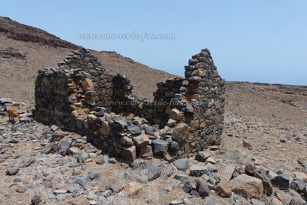 Santo Anto : Praia Formosa : ruine of the village existing in the 1940s : History siteCabo Verde Foto Gallery