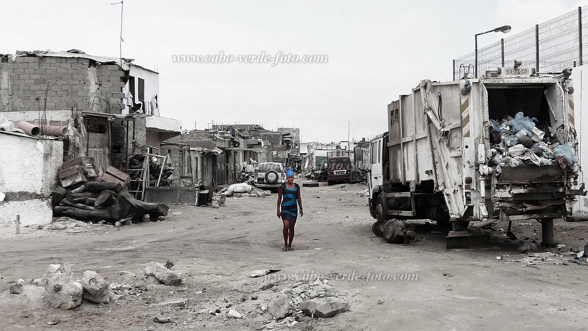 Boa Vista : Sal Rei Barraca : Garbage truck in slum area : Landscape TownCabo Verde Foto Gallery